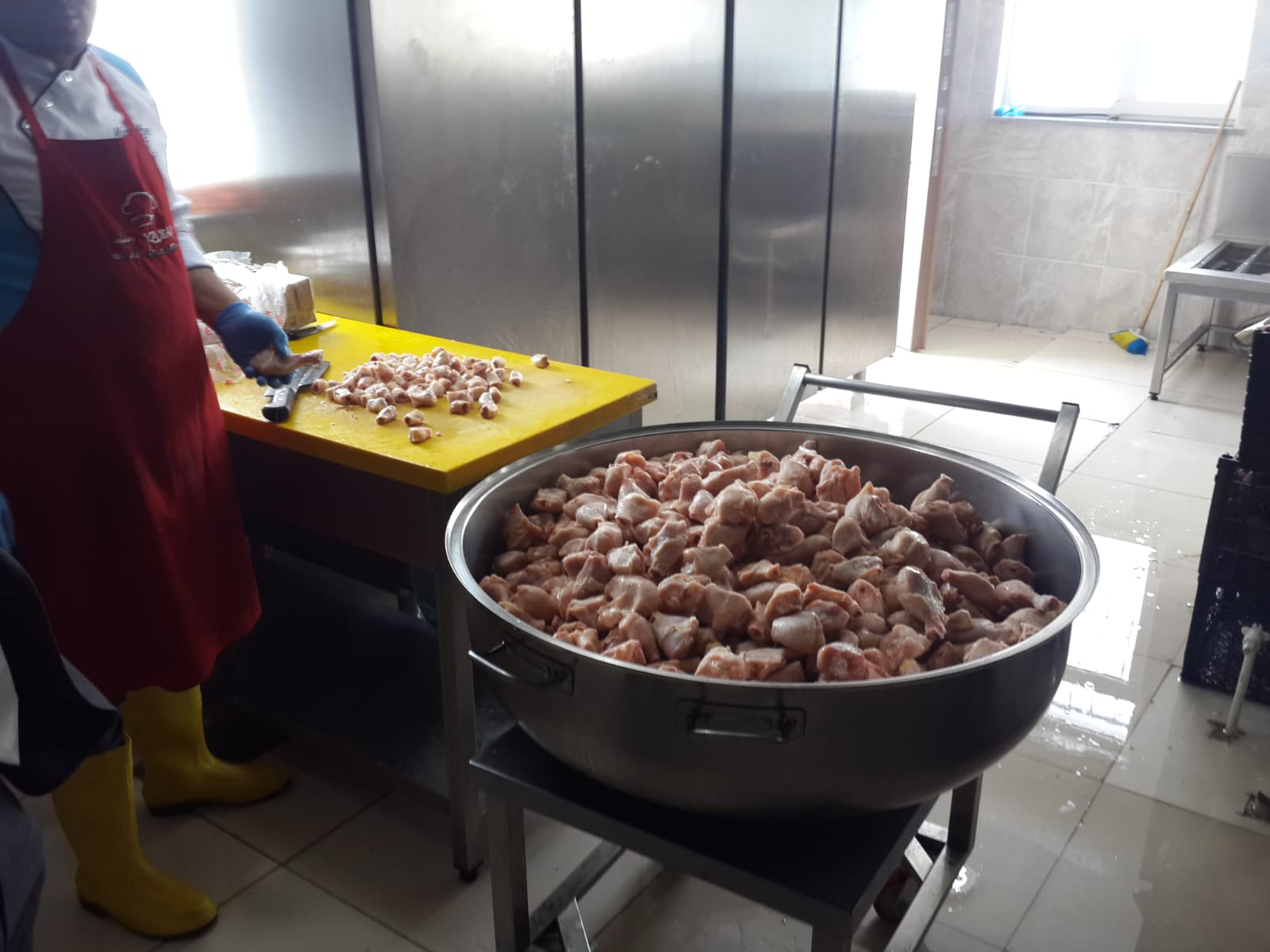 MURADİYE AŞEVİNDE HAFTA İÇİ SICAK YEMEK YARDIMI YAPILMAKTADIR