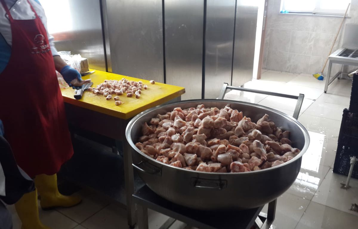 MURADİYE AŞEVİNDE HAFTA İÇİ SICAK YEMEK YARDIMI YAPILMAKTADIR