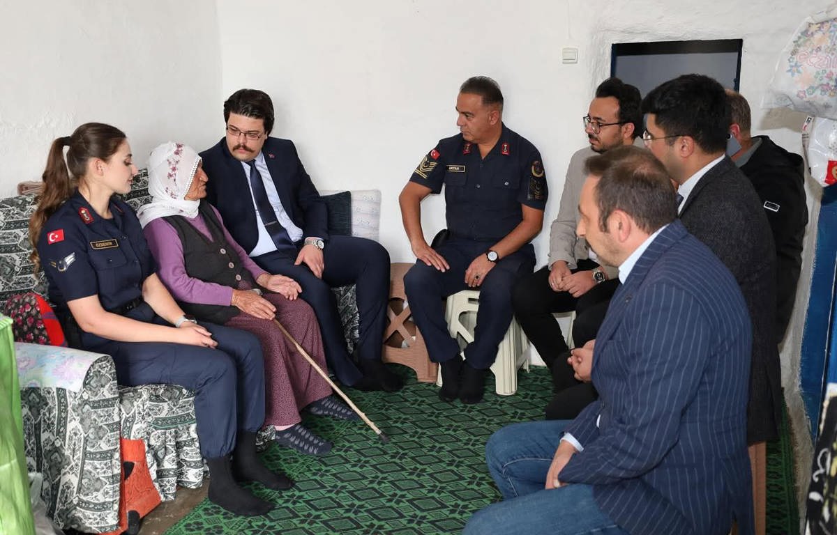 1 EKİM DÜNYA YAŞLILAR GÜNÜ NEDENİYLE YAŞLI VATANDAŞLARIMIZ HANELERİNDE ZİYARET EDİLDİ