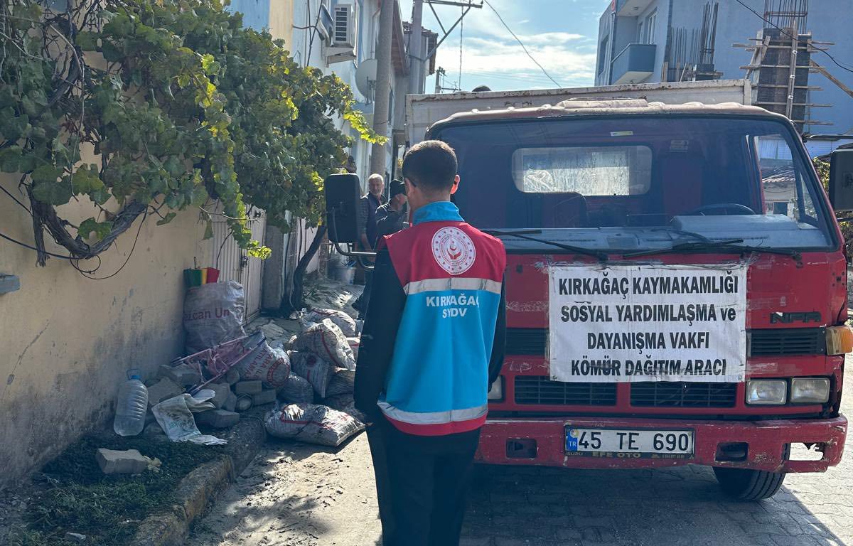 SOSYAL YARDIMLAŞMA VE DAYANIŞMA VAKFI BAŞKANLIĞIMIZ KÖMÜR DAĞITIMINA DEVAM EDİYOR.