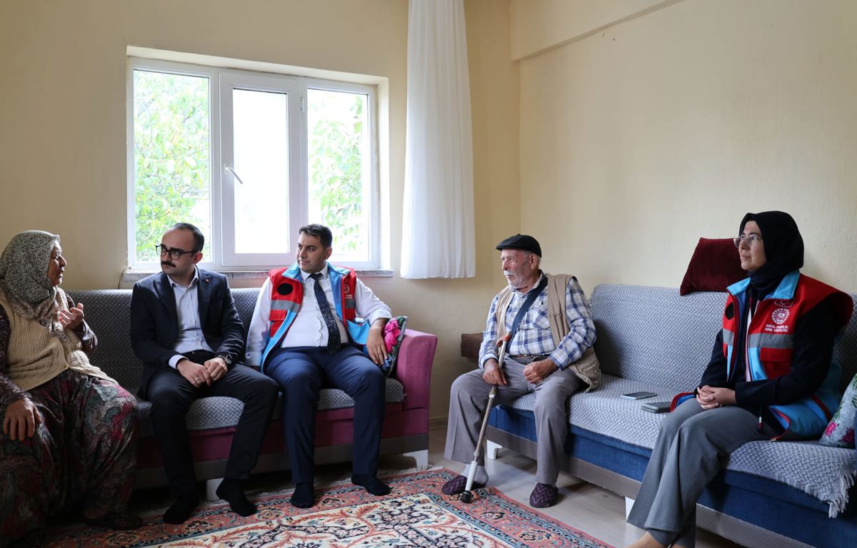 1 Ekim Dünya Yaşlılar Günü Münasebetiyle Kaymakamımız Sayın Oğuzhan YAZAR ve Vakıf Müdürü Fevzi YURTLU Yaşlılarımızı Ziyaret Etti.