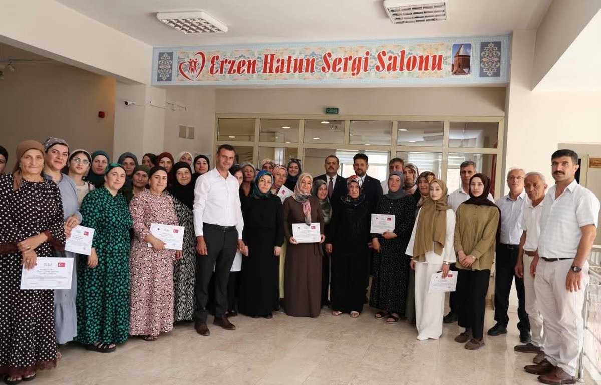 📌Kadınlara Yönelik Mesleki Eğitim Merkezi Kursiyerleri Belge Takdimi