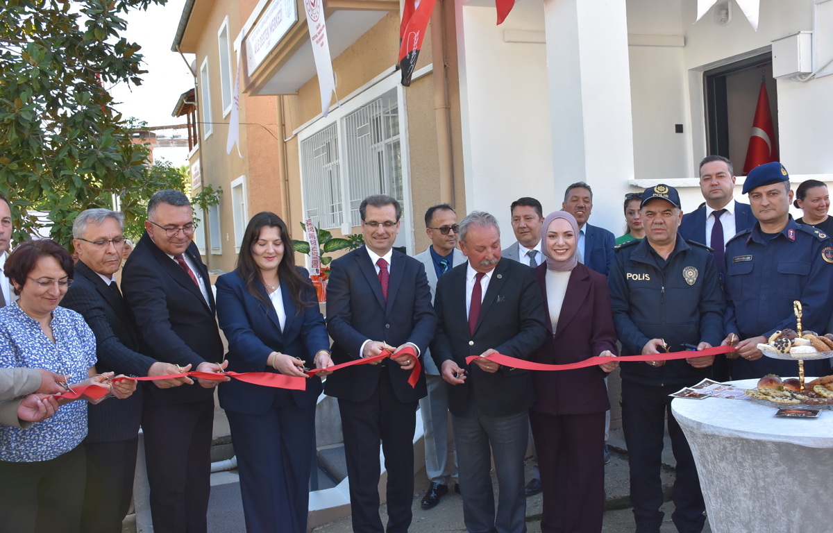 Salihli SYD Vakfımız Bünyesinde Kurulan Aile Destek Merkezi (ADEM) Hizmete Açıldı