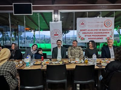 VAKFIMIZ BAŞKANLIĞINCA İLÇEMİZDEKİ ŞEHİT VE GAZİ AİLELERİ VE YAKINLARINA İFTAR YEMEĞİ VERİLDİ.