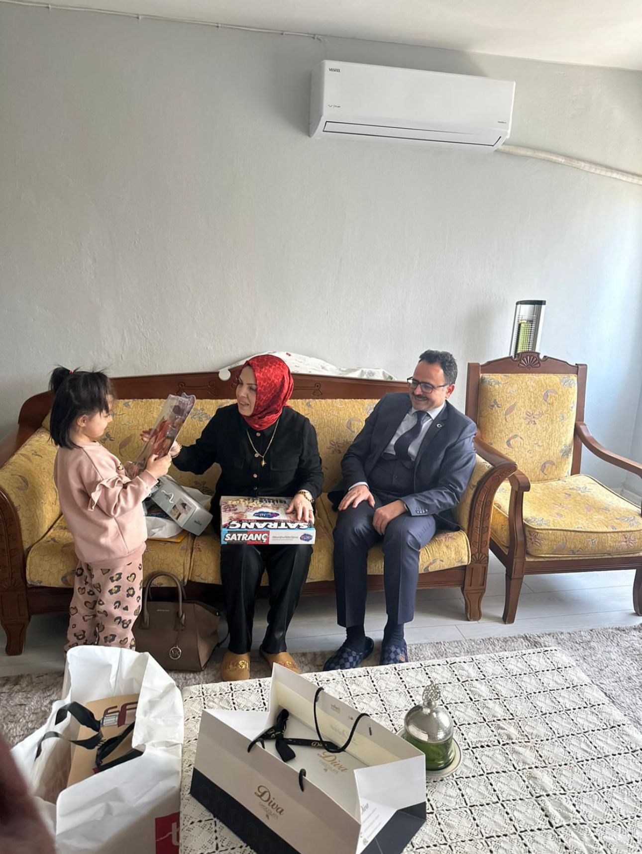 DEPREMZEDE MÜBERRA KOCAOĞLU VE AİLESİNE AİLE ZİYARETİ