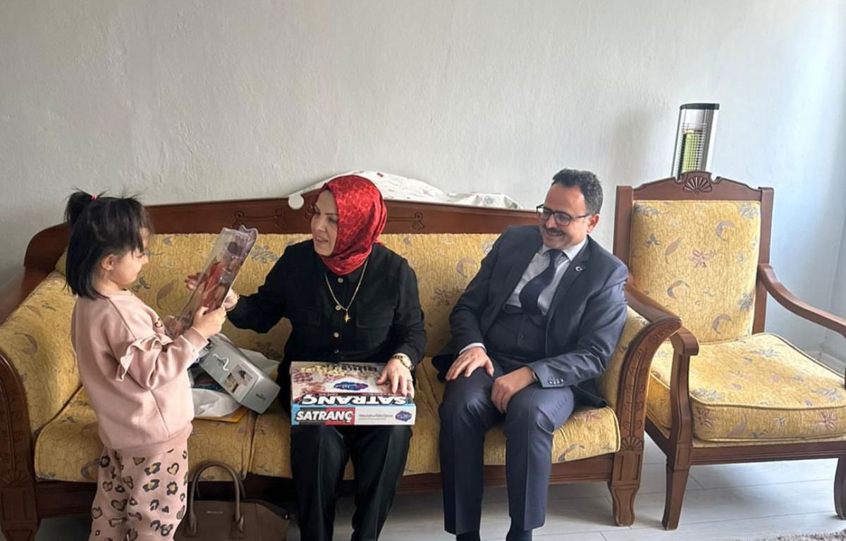 DEPREMZEDE MÜBERRA KOCAOĞLU VE AİLESİNE AİLE ZİYARETİ