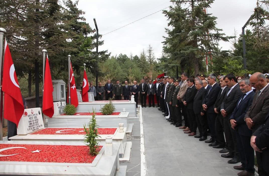 19 EYLÜL GAZİLER GÜNÜ AHLAT ŞEHİTLİĞİ VE AHLAT ŞEHİT AİLELERİ VE GAZİLERİ SOSYAL YARDIMLAŞMA VE DAYANIŞMA DERNEGİ ZİYARET  PROGRAMI