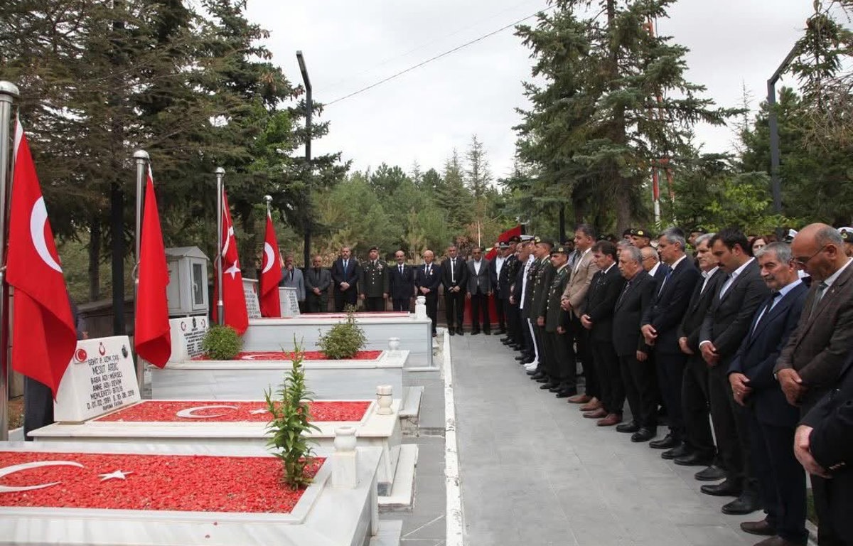 19 EYLÜL GAZİLER GÜNÜ AHLAT ŞEHİTLİĞİ VE AHLAT ŞEHİT AİLELERİ VE GAZİLERİ SOSYAL YARDIMLAŞMA VE DAYANIŞMA DERNEGİ ZİYARET  PROGRAMI