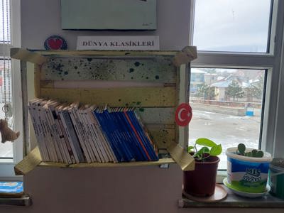 ÖĞRENCİLERE KİTAP SETİ DAĞITIMI
