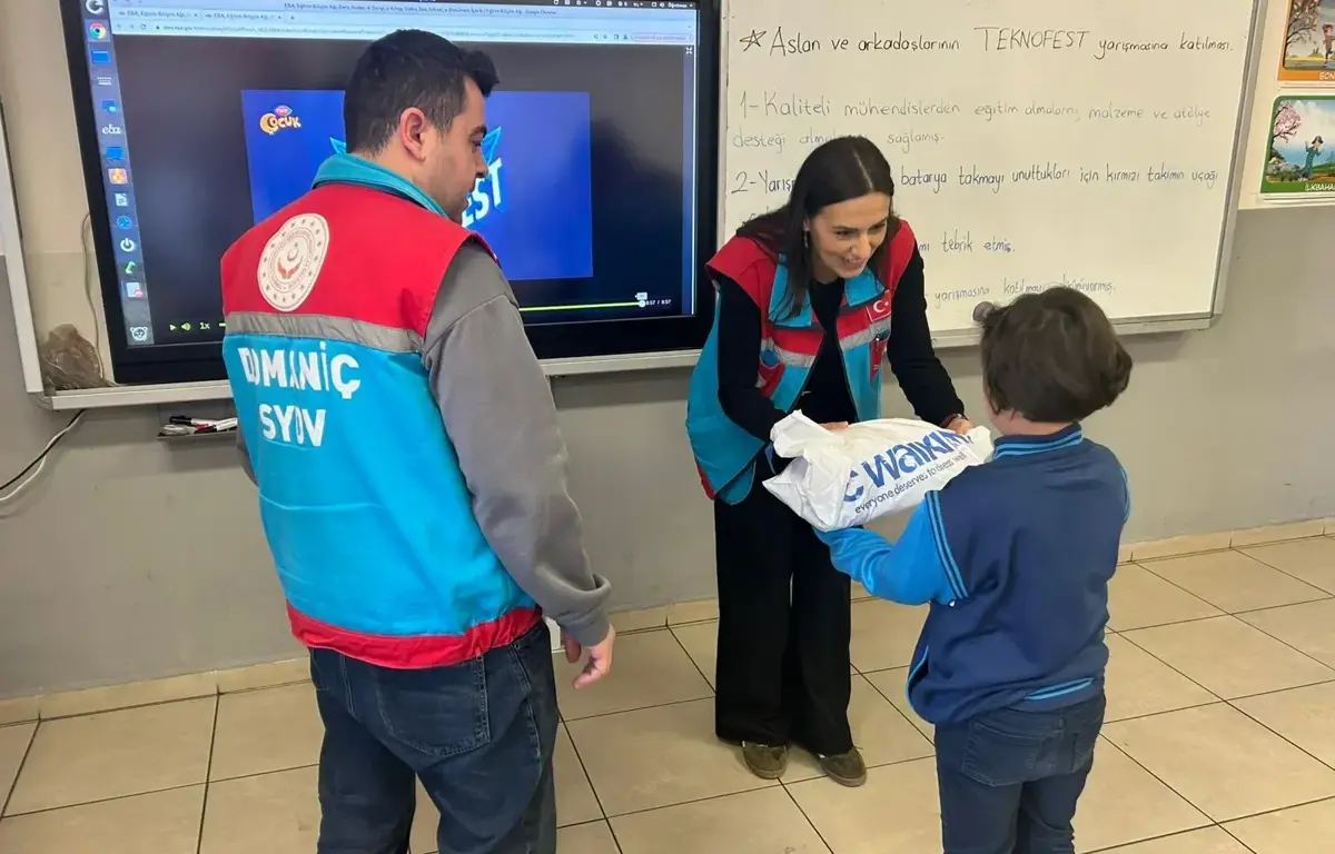 Domaniç Sosyal Yardımlaşma ve Dayanışma Vakfı Tarafından Çocuklara Giyim Yardımı