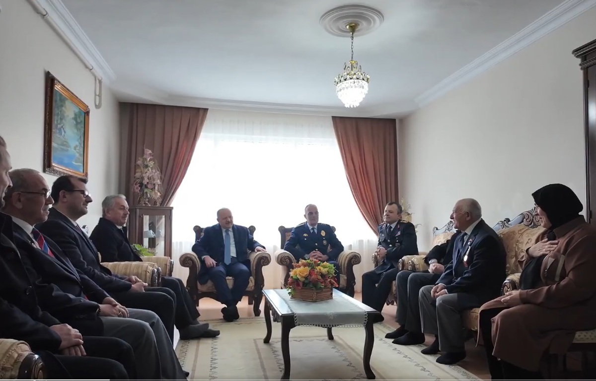 Valimiz Meftun Dallı, Ramazan Bayramı dolayısıyla Kıbrıs Gazisi Ziya Uzun ve eşi Hamide Uzun ile Şehit Piyade Uzman Çavuş Murat Nar’ın annesi Nezihe Nar'ı evlerinde ziyaret ederek bayramlaştı.