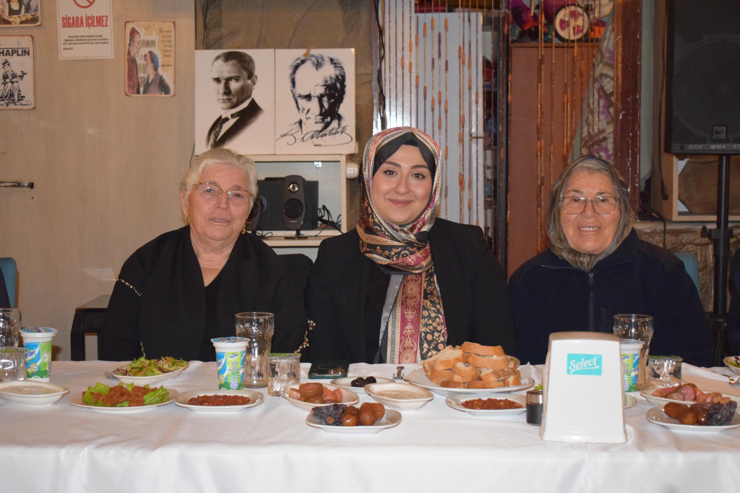 AZİZ ŞEHİTLERİMİZİN  KIYMETLİ AİLELERİ VE KAHRAMAN GAZİLERİMİZ ONURUNA İFTAR YEMEGİ DÜZENLENMİŞTİR.
