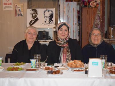AZİZ ŞEHİTLERİMİZİN  KIYMETLİ AİLELERİ VE KAHRAMAN GAZİLERİMİZ ONURUNA İFTAR YEMEGİ DÜZENLENMİŞTİR.