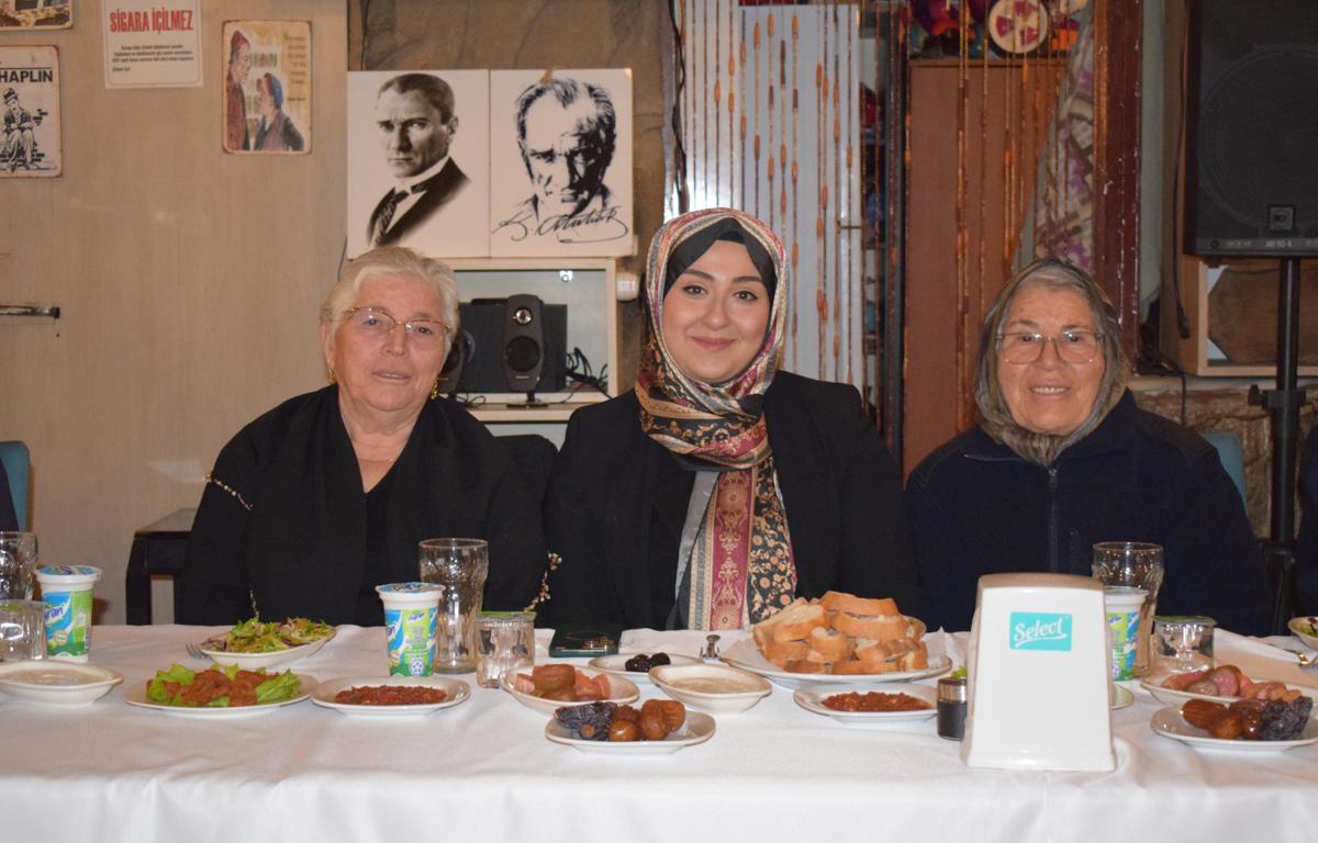 AZİZ ŞEHİTLERİMİZİN  KIYMETLİ AİLELERİ VE KAHRAMAN GAZİLERİMİZ ONURUNA İFTAR YEMEGİ DÜZENLENMİŞTİR.