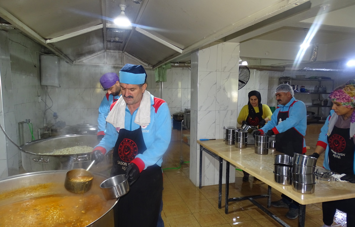 Kaymakamlığımızca İhtiyaç Sahibi Vatandaşlarımıza Sıcak Yemek Desteği Devam Ediyor